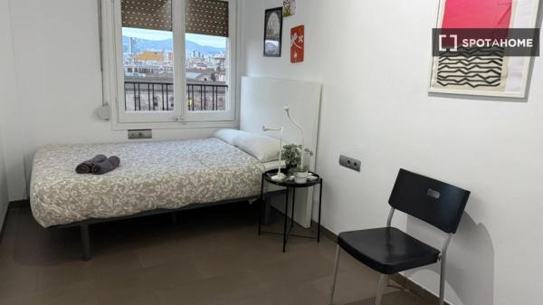 Habitación en piso de 6 habitaciones en alquiler en Sant Antoni, Barcelona