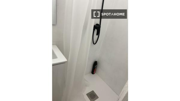 Pokój we wspólnym mieszkaniu w Barcelonie