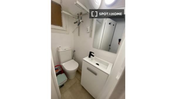 Pokój we wspólnym mieszkaniu w Barcelonie