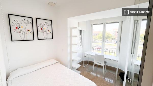 Habitación en piso compartido en alquiler en Embajadores, Madrid