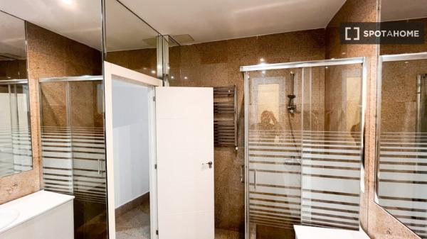 Habitación en piso compartido en alquiler en Embajadores, Madrid