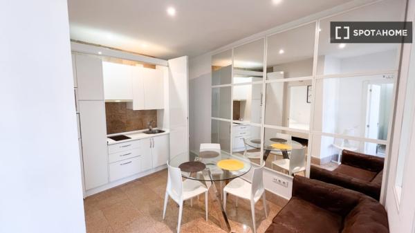 Habitación en piso compartido en alquiler en Embajadores, Madrid