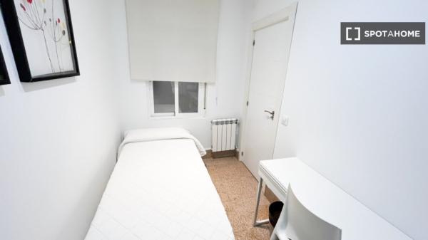 Habitación en piso compartido en alquiler en Embajadores, Madrid