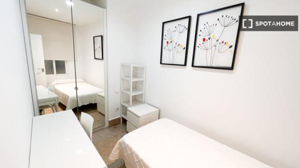 Habitación en piso compartido en alquiler en Embajadores, Madrid