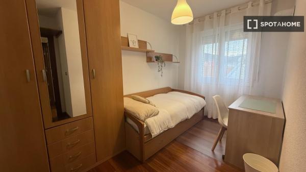 Zimmer in einer 3-Zimmer-WG in Matiko zu vermieten