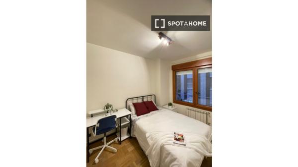 Habitación en piso compartido de 6 habitaciones, Castillejos, Madrid