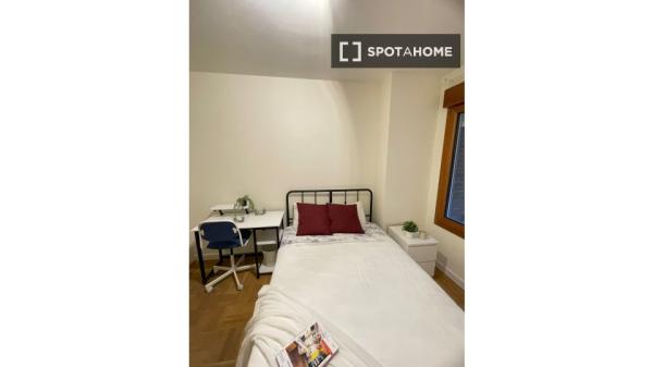 Habitación en piso compartido de 6 habitaciones, Castillejos, Madrid