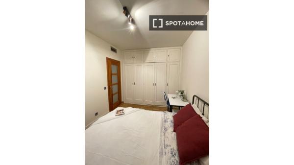 Habitación en piso compartido de 6 habitaciones, Castillejos, Madrid