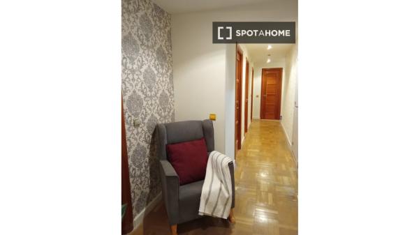 Habitación en piso compartido de 6 habitaciones, Castillejos, Madrid