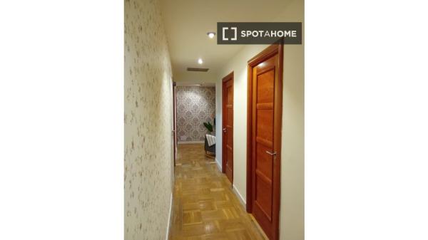 Habitación en piso compartido de 6 habitaciones, Castillejos, Madrid