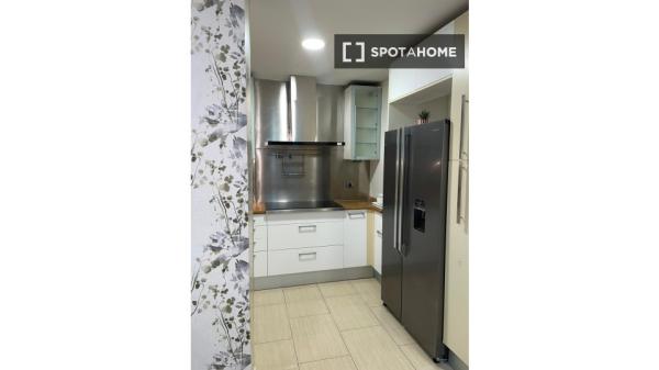 Habitación en piso compartido de 6 habitaciones, Castillejos, Madrid