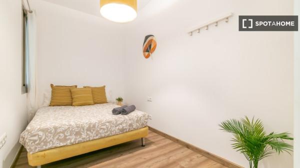 Room in a shared flat for rent in el Poble Sec, Barcelona.