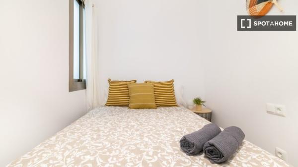 Room in a shared flat for rent in el Poble Sec, Barcelona.