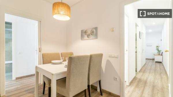 Room in a shared flat for rent in el Poble Sec, Barcelona.