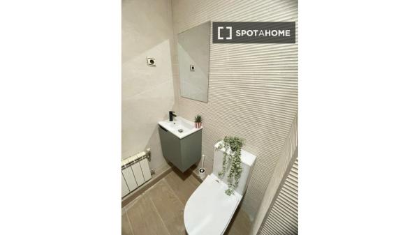 Habitación en piso compartido de 6 habitaciones, Castillejos, Madrid