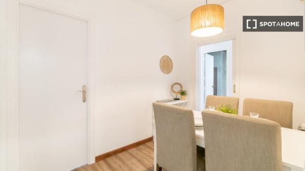 Room in a shared flat for rent in el Poble Sec, Barcelona.