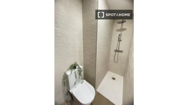 Habitación en piso compartido de 6 habitaciones, Castillejos, Madrid