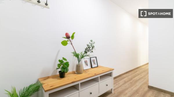 Room in a shared flat for rent in el Poble Sec, Barcelona.