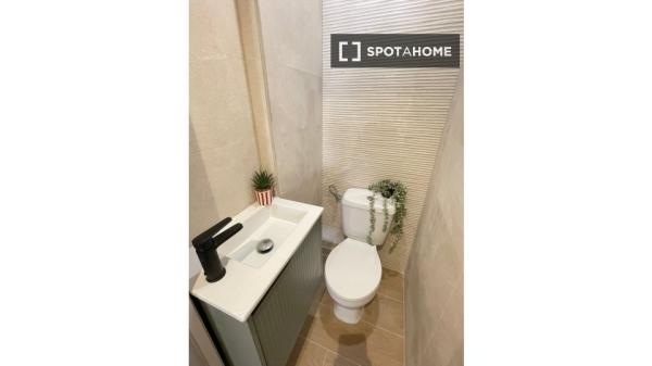 Habitación en piso compartido de 6 habitaciones, Castillejos, Madrid