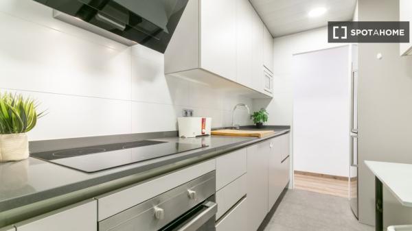 Room in a shared flat for rent in el Poble Sec, Barcelona.