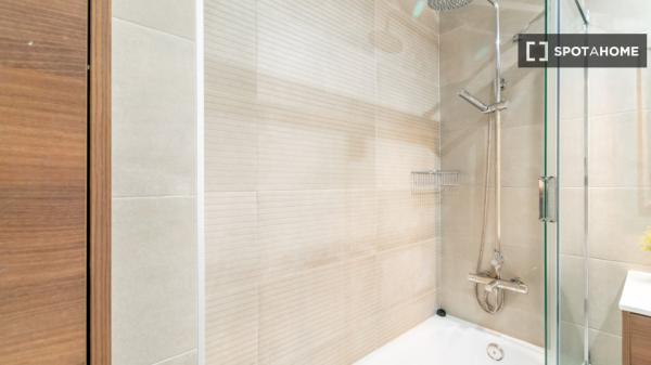 Room in a shared flat for rent in el Poble Sec, Barcelona.