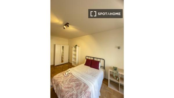 Habitación en piso compartido de 6 habitaciones, Castillejos, Madrid