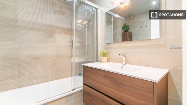 Room in a shared flat for rent in el Poble Sec, Barcelona.