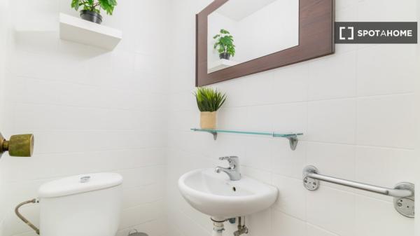 Room in a shared flat for rent in el Poble Sec, Barcelona.