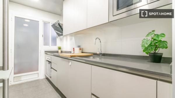 Room in a shared flat for rent in el Poble Sec, Barcelona.