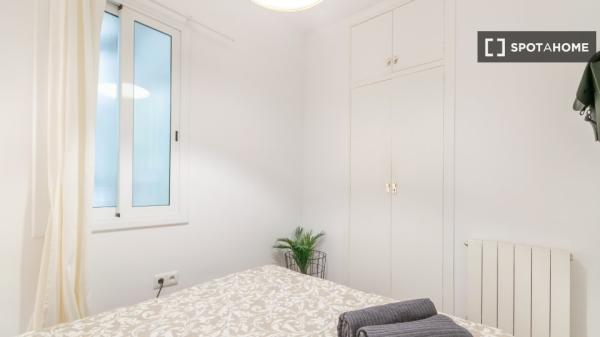 Room in a shared flat for rent in el Poble Sec, Barcelona.
