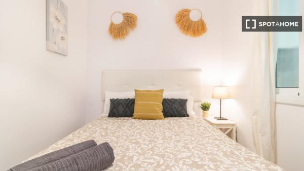 Room in a shared flat for rent in el Poble Sec, Barcelona.