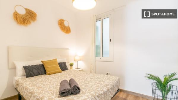 Room in a shared flat for rent in el Poble Sec, Barcelona.