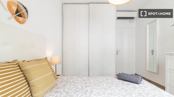Room in a shared flat for rent in el Poble Sec, Barcelona.