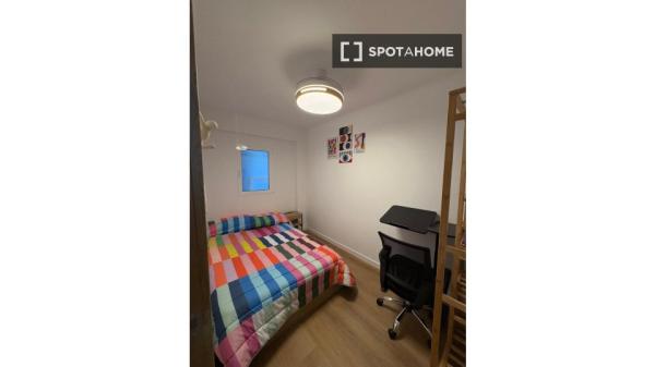 Habitación en piso compartido de 5 habitaciones, La Malva-Rosa