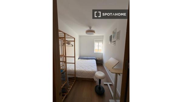 Habitación en piso compartido de 5 habitaciones, La Malva-Rosa