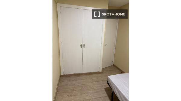 Zimmer in Wohngemeinschaft in Colina, Madrid, zu vermieten.