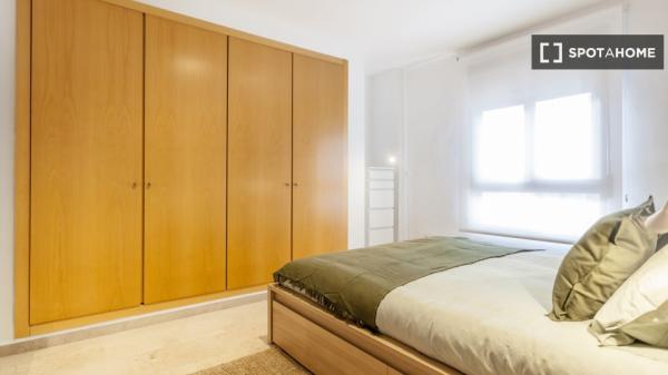 Apartamento de 3 dormitorios en alquiler en Patraix, Valencia