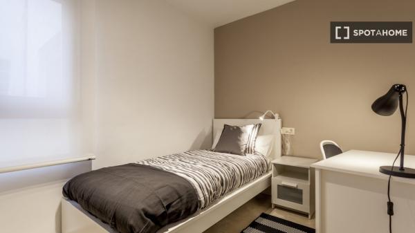 Apartamento de 3 dormitorios en alquiler en Patraix, Valencia