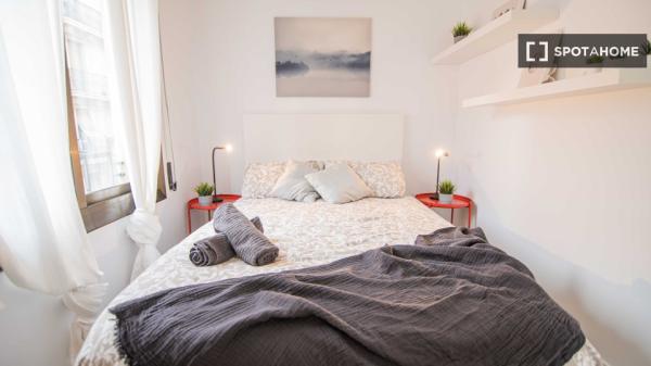 Zimmer in einer 4-Zimmer-WG in El Poble Sec zu vermieten