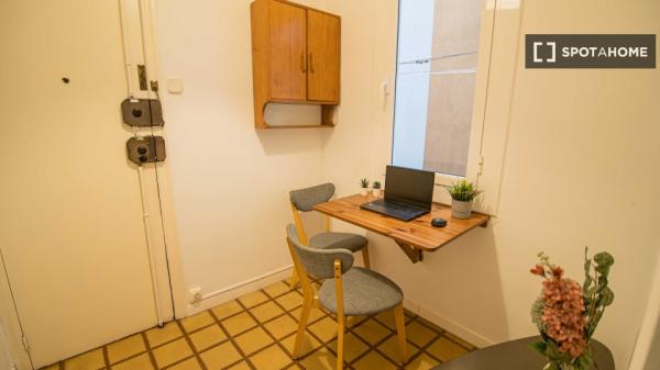 Zimmer in einer 4-Zimmer-WG in El Poble Sec zu vermieten