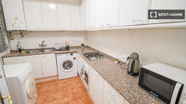 Zimmer in einer 4-Zimmer-WG in El Poble Sec zu vermieten