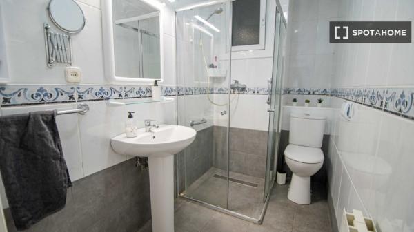 Zimmer in einer 4-Zimmer-WG in El Poble Sec zu vermieten