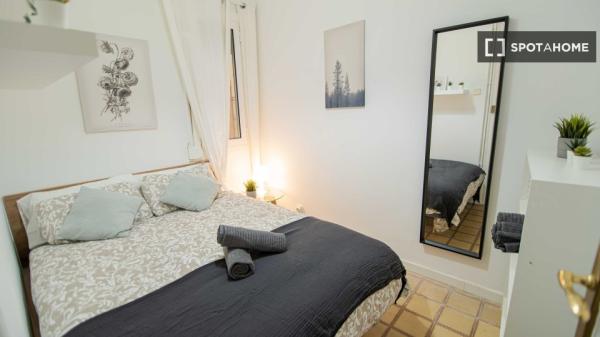 Zimmer in einer 4-Zimmer-WG in El Poble Sec zu vermieten