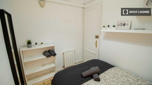 Zimmer in einer 4-Zimmer-WG in El Poble Sec zu vermieten