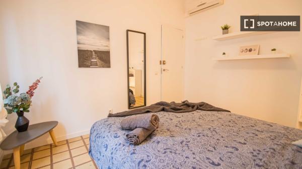 Zimmer in einer 4-Zimmer-WG in El Poble Sec zu vermieten