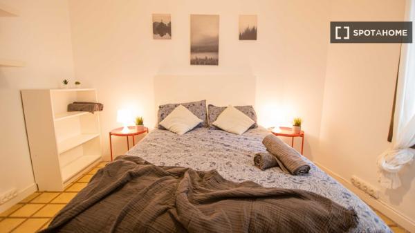 Zimmer in einer 4-Zimmer-WG in El Poble Sec zu vermieten
