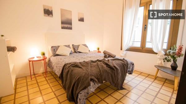 Zimmer in einer 4-Zimmer-WG in El Poble Sec zu vermieten
