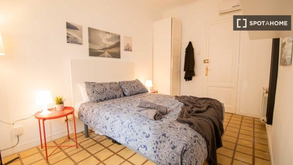 Zimmer in einer 4-Zimmer-WG in El Poble Sec zu vermieten