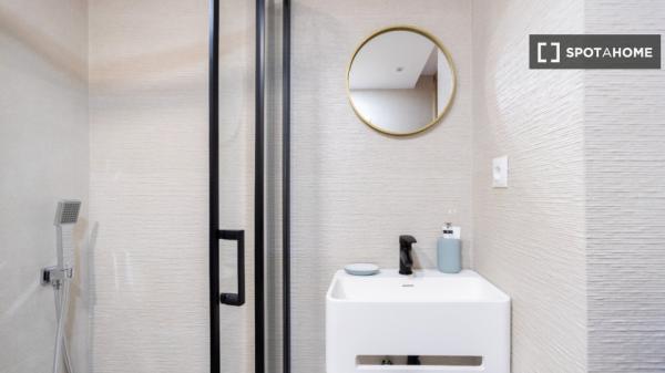 Habitación en piso compartido en madrid.