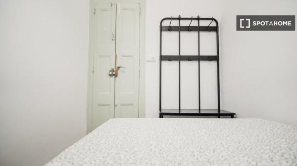 Pokój w mieszkaniu dzielonym z innymi osobami do wynajęcia w Barceloneta.